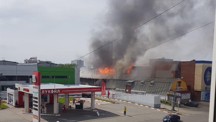 Крупный пожар произошел в ангаре в центре Томска рядом с АЗС