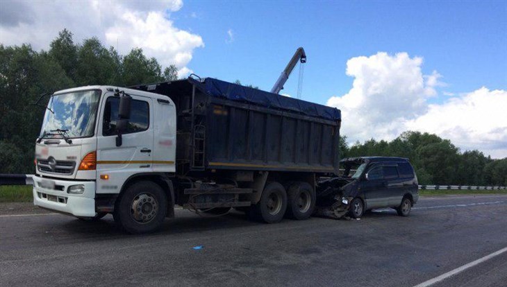 Toyota въехала в грузовик под Томском, четверо попали в больницу