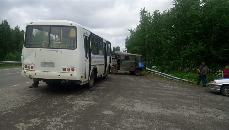 УАЗ и маршрутка с пассажирами столкнулись в Томске