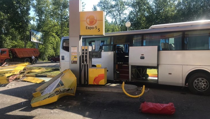 Междугородний автобус снес рекламный щит на АЗС в Томске
