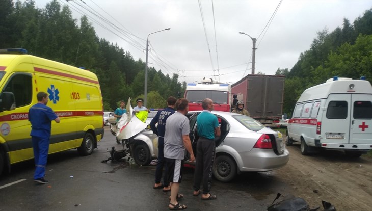 Двое госпитализированы после тройного ДТП на Высоцкого в Томске