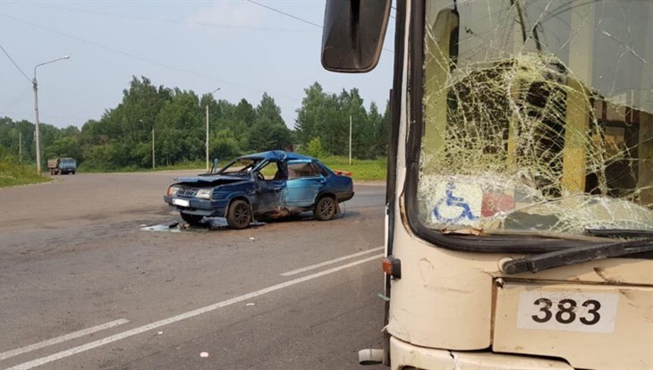 Трое взрослых и ребенок пострадали в ДТП с троллейбусом в Томске