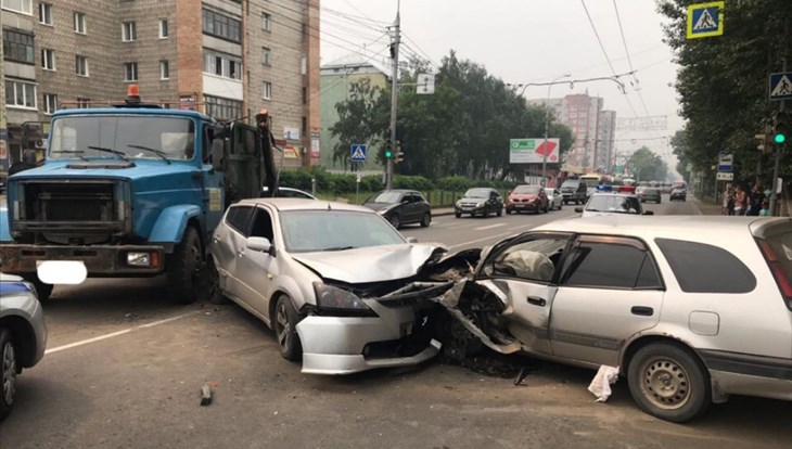 Двое детей и взрослый пострадали в тройном ДТП на Фрунзе в Томске
