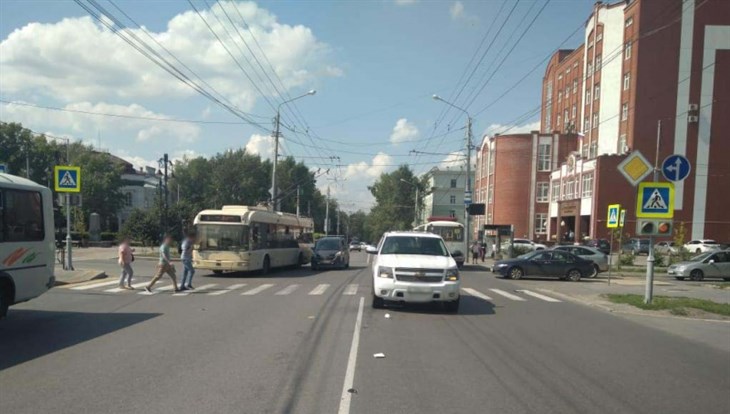 Женщина и двое детей попали под колеса внедорожника на Кирова в Томске