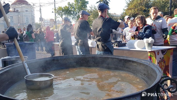 Повара в День томича приготовили 250 литров ухи из пяти видов рыб
