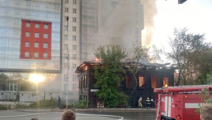 Крупный пожар произошел в расселенном доме в центре Томска