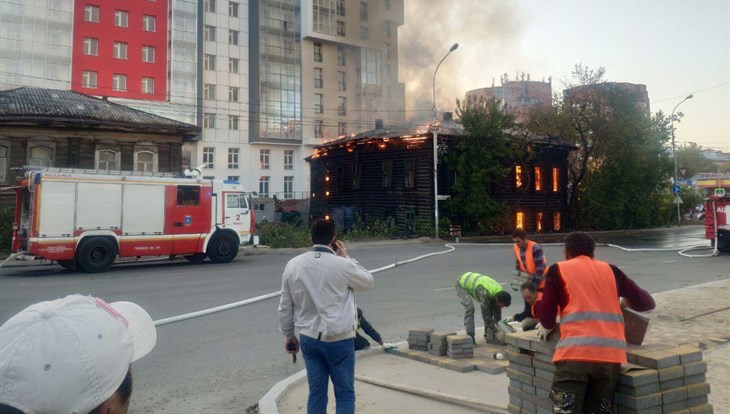 Крупный пожар произошел в расселенном доме в центре Томска