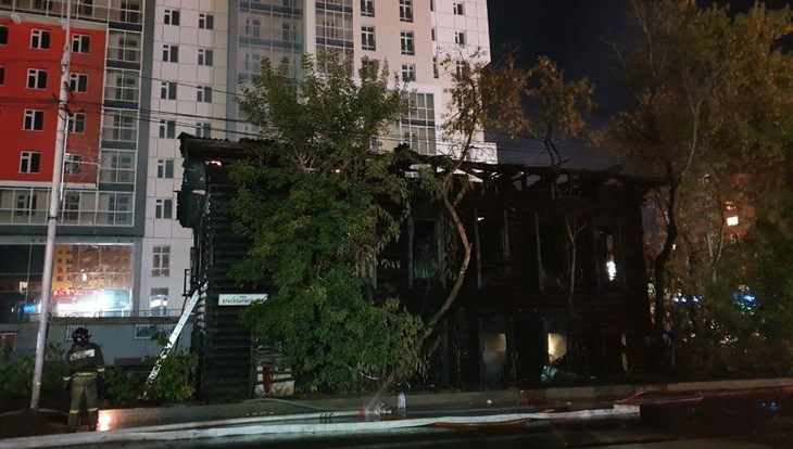Пожарные потушили деревянный дом в центре Томска за 3 часа