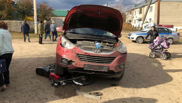 Hyundai сбил двух подростков, катавшихся на мопеде в томском селе