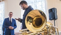 Школы искусств Томска получили музыкальные инструменты на 21 млн руб