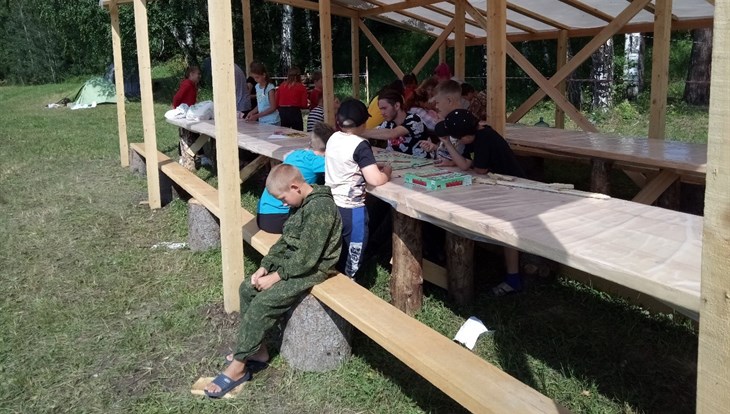 Неизвестные разобрали на дрова палаточный лагерь в Томском районе