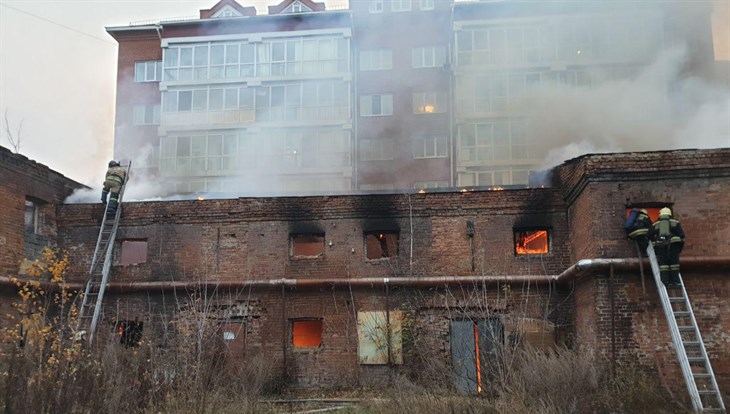 Заброшенное двухэтажное здание горит в центре Томска