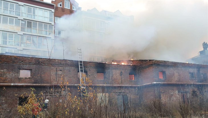 Заброшенное двухэтажное здание горит в центре Томска