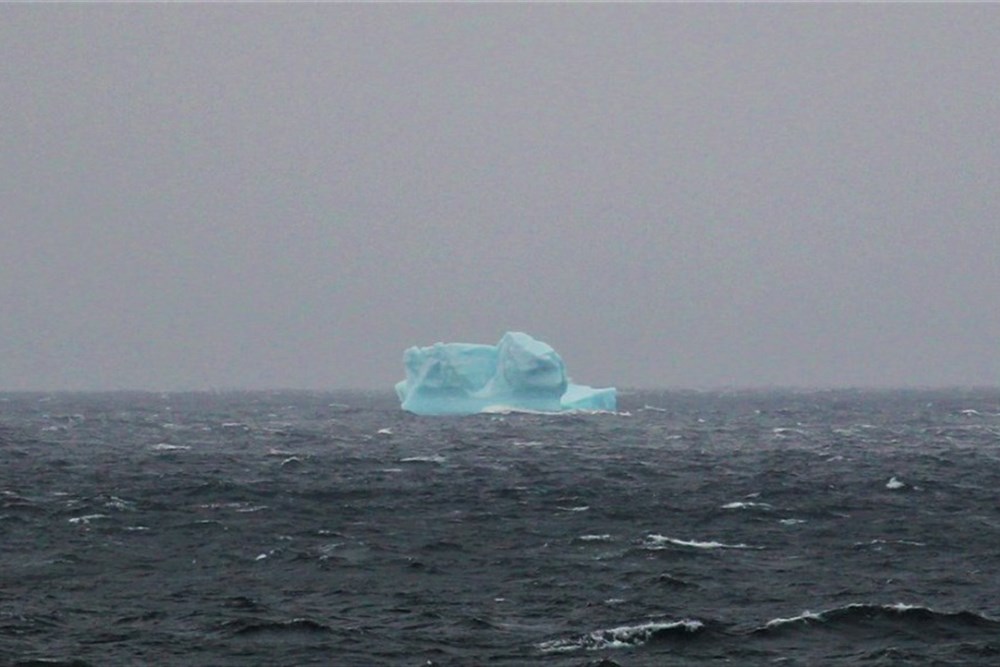 В светлое время суток на пути исследователей попадались айсберги, но всего несколько раз. Льда вообще было мало, – комментирует Никифоров.