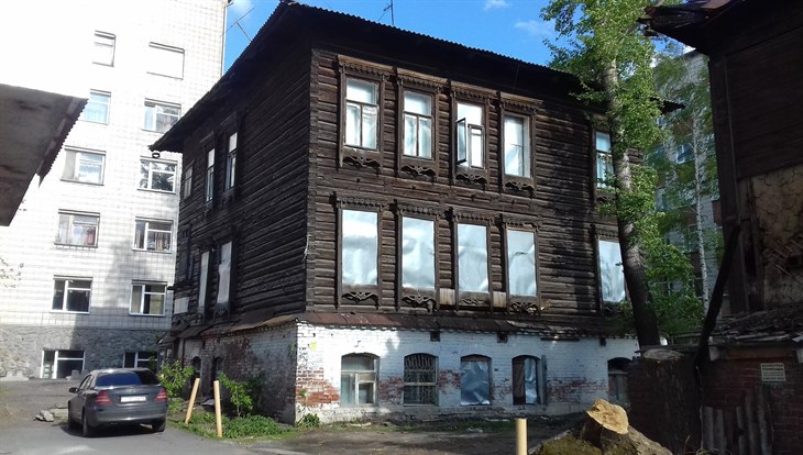 Инвестор сам сделает для дома на Савиных, 10а в Томске деревянные окна