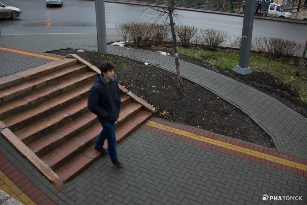 На главном проспекте Томска в 2019 году меняли и асфальт, и плитку. Одной из главных целей благоустройства пешеходной части – создание доступной среды. На перекрестке Ленина – Кирова получилось сразу два пандуса – для велосипедистов и для колясок.