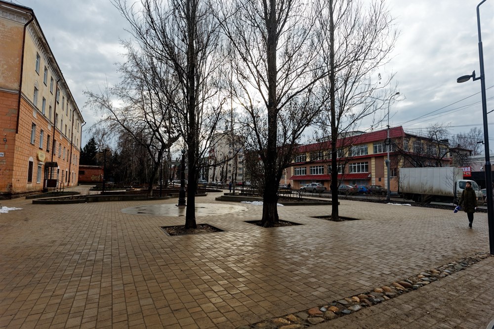 Сегодня первый день, как в Томске есть Сад ветра – вместо старых тополей на пересечении улиц Белинского и Усова появилось много лавочек, асфальтированных дорожек и указатель на университеты мира.