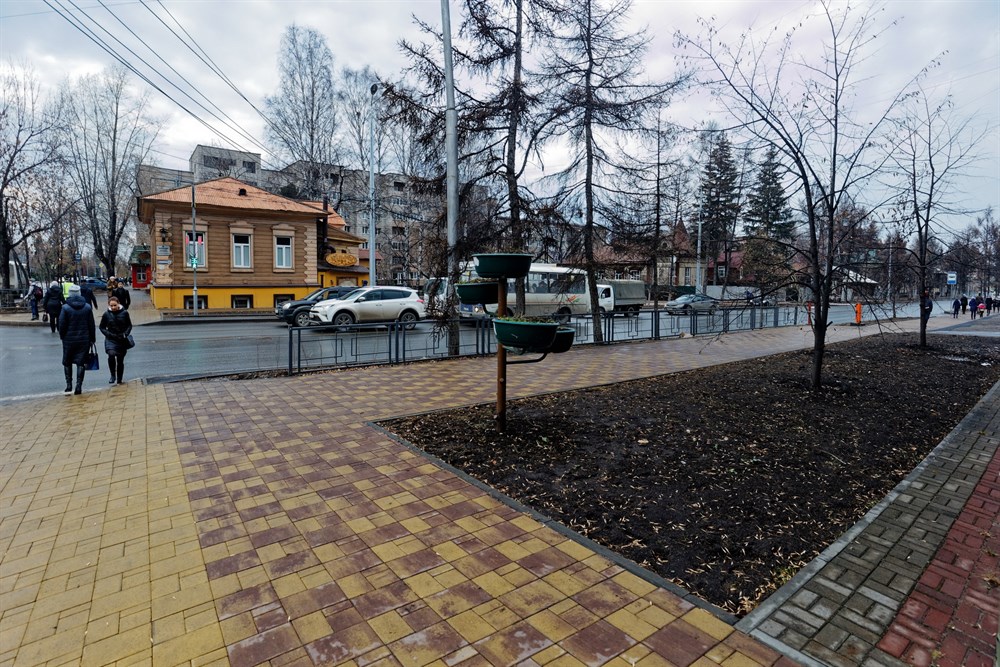 Другой масштабный проект по обновлению пешеходного пространства – улица Красноармейская. В этом году новые тротуары появились на участке между проспектами Кирова – Фрунзе, а на следующий работы планируется продолжить в сторону Транспортной площади.