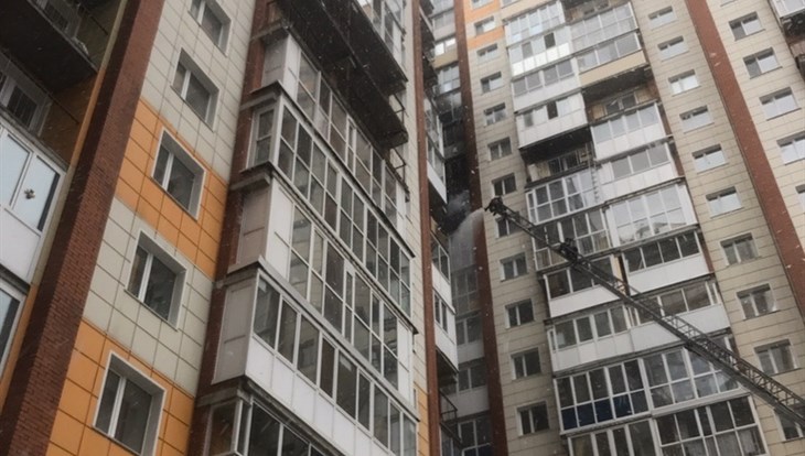Пожарные эвакуируют людей из горящей 19-этажки на И.Черных в Томске