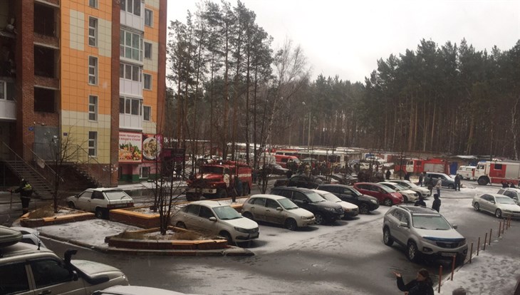 Пожарные эвакуируют людей из горящей 19-этажки на И.Черных в Томске