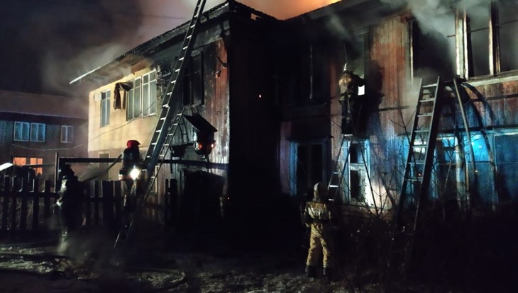 Пожарные спасли шесть человек из горящего дома в Томске