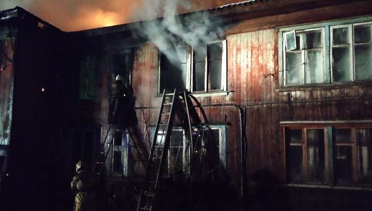 Пожарные спасли шесть человек из горящего дома в Томске