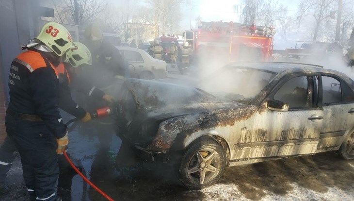 Два автомобиля сгорели в пожаре в здании автосервиса в Томске