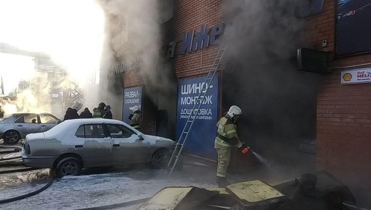 Два автомобиля сгорели в пожаре в здании автосервиса в Томске