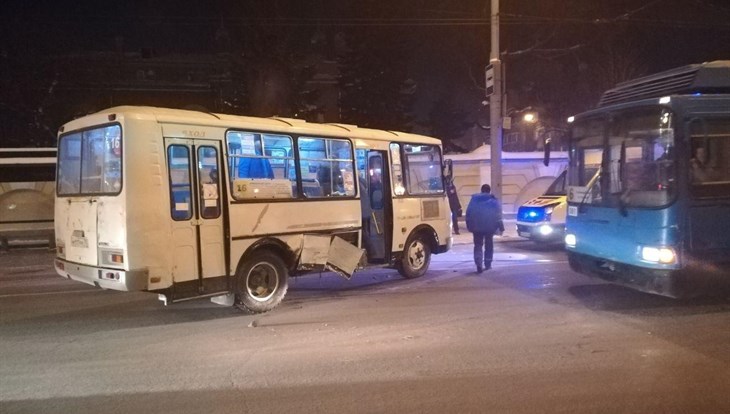 Трое пострадали при столкновении Газели и маршрутки №16 в Томске