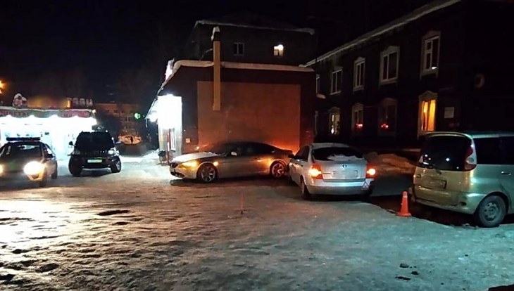 Nissan без водителя наехал на две иномарки и пешехода в Томске