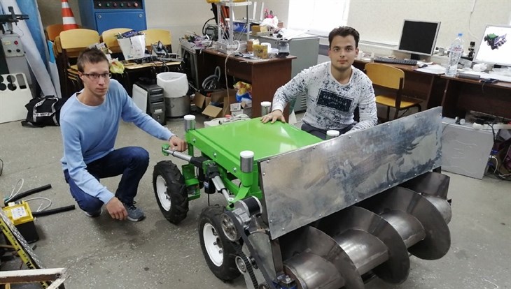 Студенты ТПУ получили премию за разработку робота-толкателя для кормов