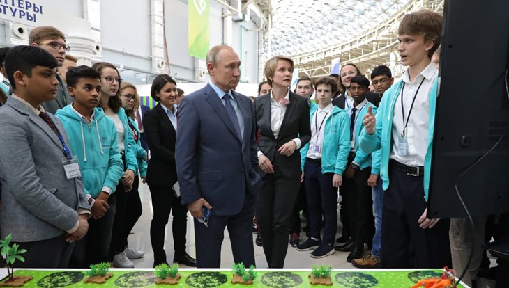 Tomsk schoolboy present a project of robot for collecting tea to Putin