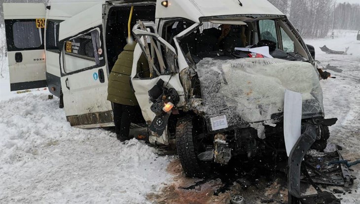 Рейсовый автобус и Toyota столкнулись на томской трассе, двое погибли