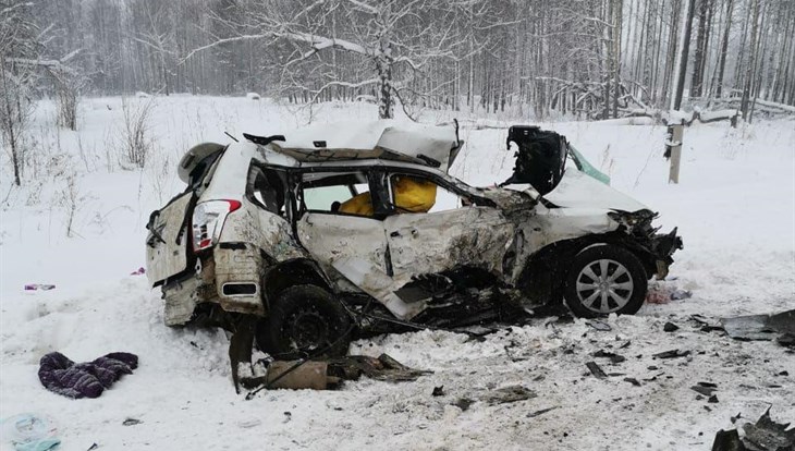 Рейсовый автобус и Toyota столкнулись на томской трассе, двое погибли