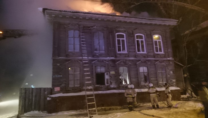 Старинный дом из списка-701 более трех часов горел ночью в Томске