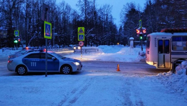 Девушка-подросток попала под колеса маршрутки на переходе в Северске