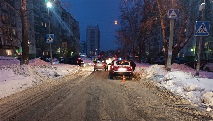 Парень и девушка попали под колеса Nissan на зебре в Томске