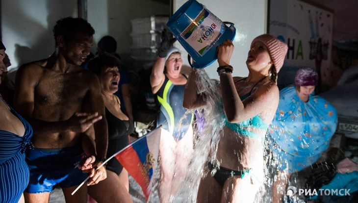 Почти 100 студентов окатили себя водой в День Татьяны на томском озере