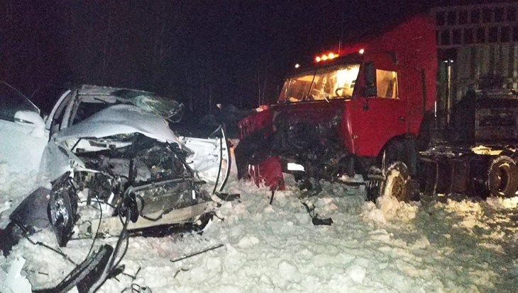 Водитель Lexus пострадал при столкновении с КамАЗом под Томском