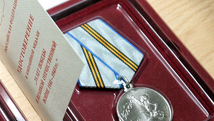 Мэр Томска вручил ветеранам Отечественной войны юбилейные медали