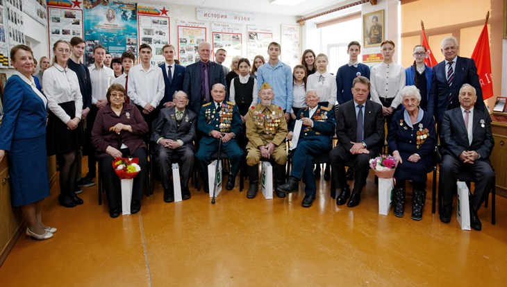 Мэр Томска вручил ветеранам Отечественной войны юбилейные медали