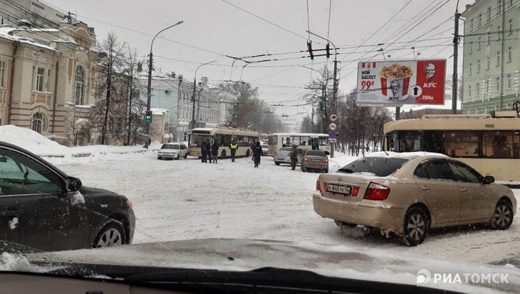 Маршрутка, троллейбус и легковушка столкнулись в центре Томска