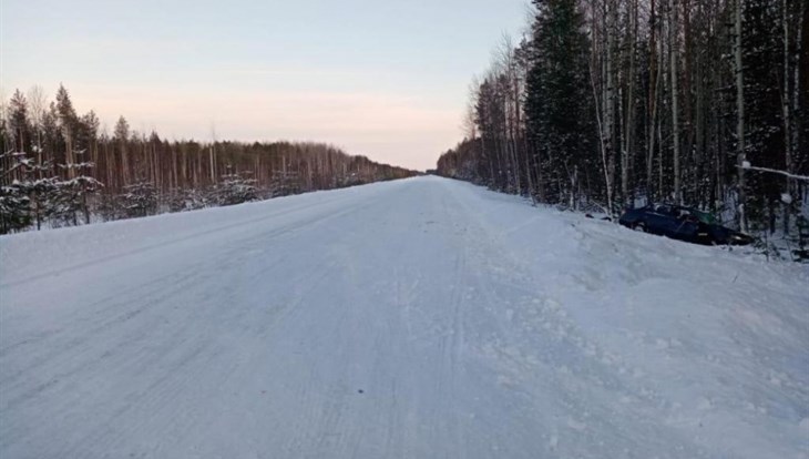 Toyota опрокинулась на томском севере, водитель погиб, пассажир ранен