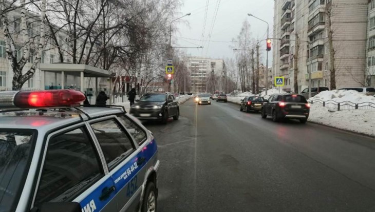 Водитель RAV4 сбил в Томске девочку, переходившую дорогу на зеленый