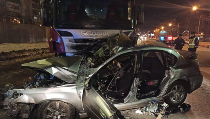 Водитель Subaru погиб, столкнувшись с самосвалом и Toyota в Томске