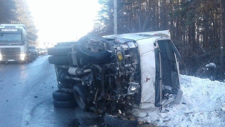 Двое пострадали в лобовом столкновении грузовика и легковушки в Томске