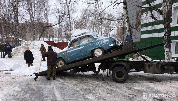 Приставы в среду вывезут 9 авто, захламлявших двор на Учебной в Томске