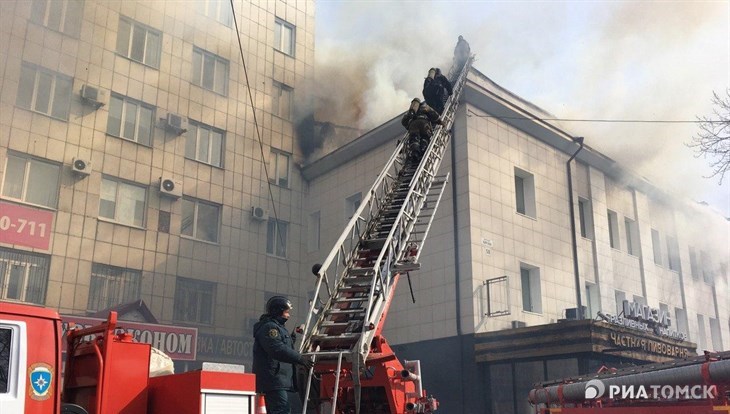 Пожарные тушат офисное здание на проспекте Кирова в Томске