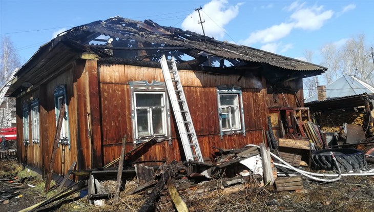 Пожарные в томском селе спасли через окно горящего дома трех человек