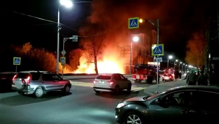 Расселенный деревянный дом загорелся на Красноармейской в Томске